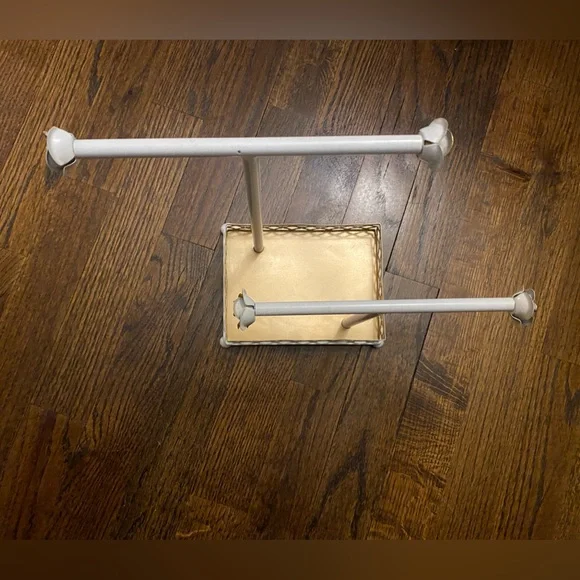 Silver Jewelry Stand with Yellow Base - Picture 5 of 11